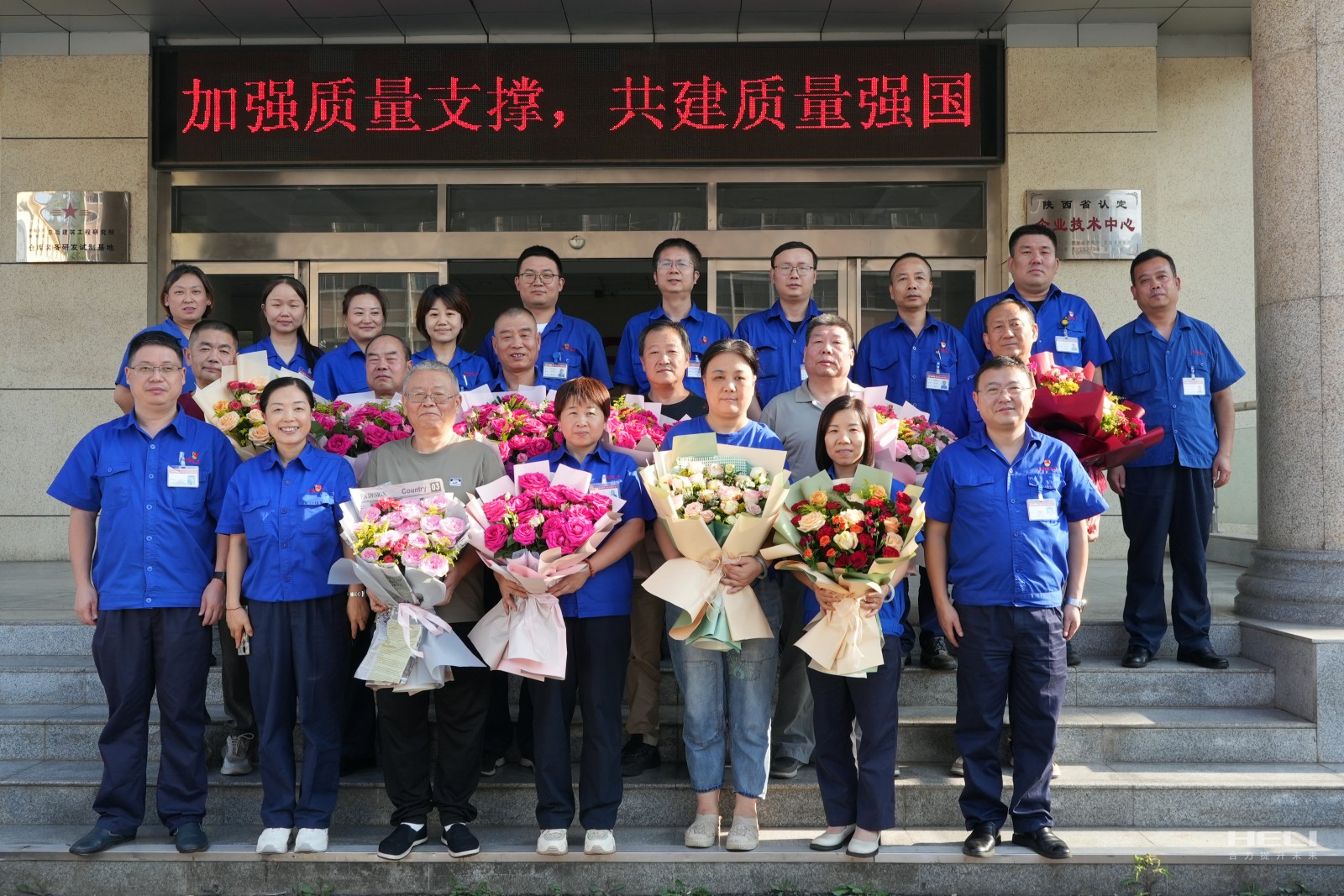 2-公司領導與退休職工合影留念.jpg