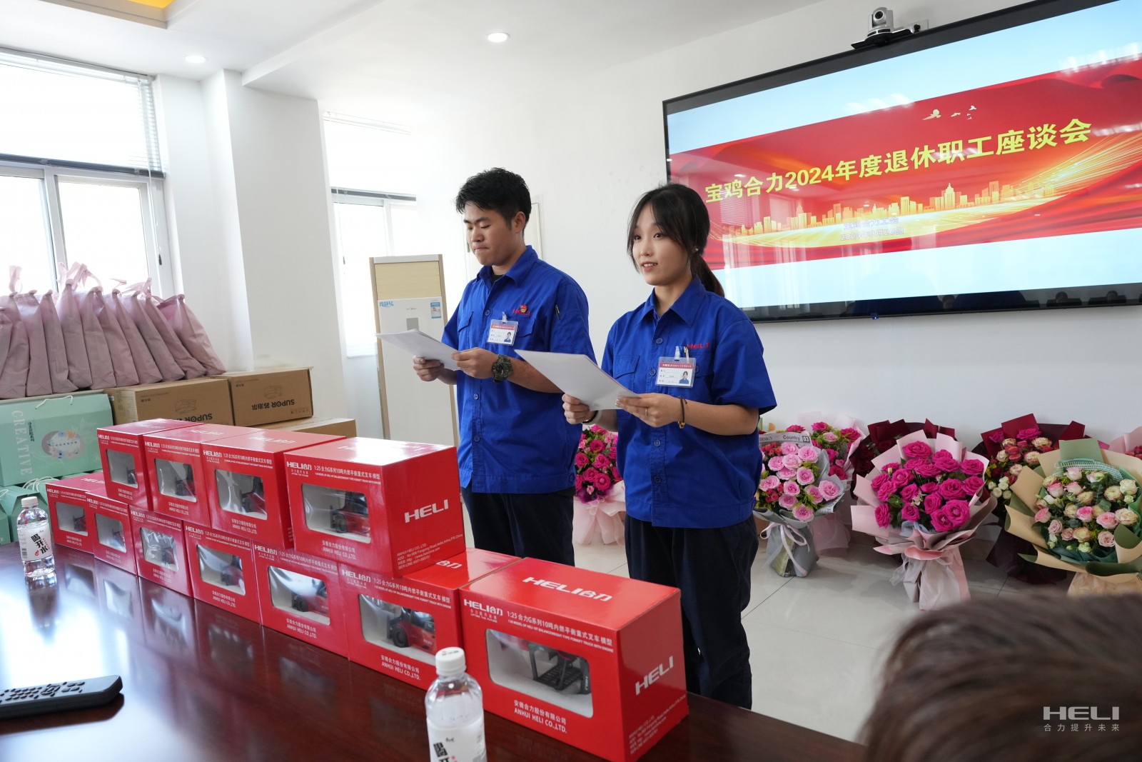 3-2024年新入職大學生代表向師傅們表態(tài)發(fā)言，接過“合力精神接力棒”.jpg